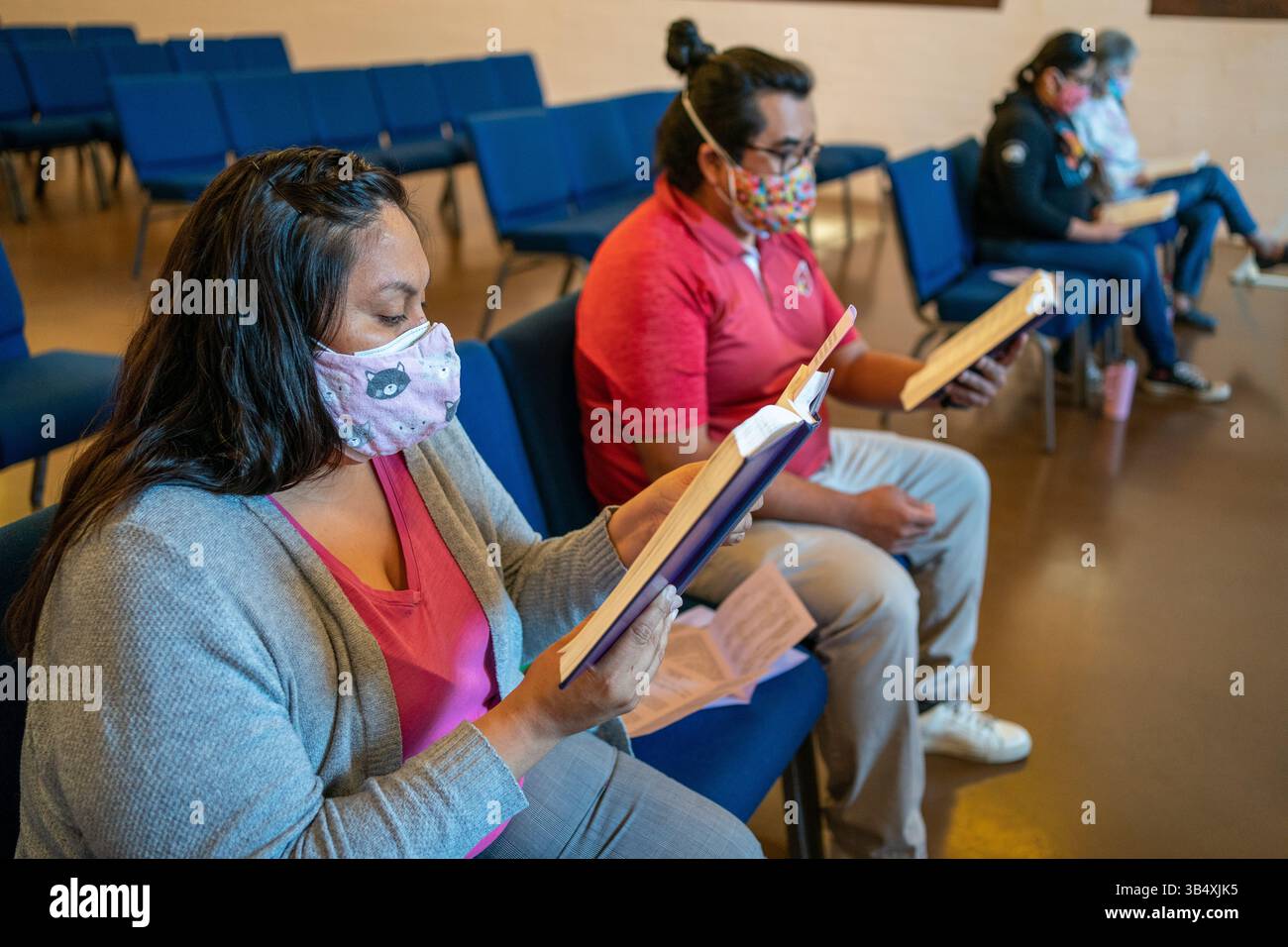 21 février 2021, Phoenix, Arizona, États-Unis : Carina Chimerical et Aaron King chantent pendant un enregistrement d'un service en ligne pour Central Presbyterian Church à Phoenix, Arizona. (Crédit image : © Gregg Brekke/ZUMA Press Wire) Banque D'Images
