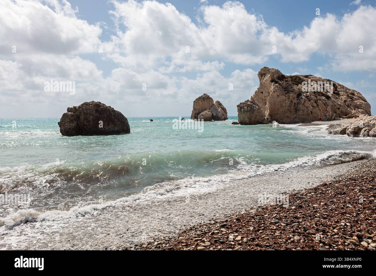 Seascape avec Petra tou Romiou, également connu sous le rocher d'Aphrodite, est un bloc de la mer à Paphos, Chypre. Banque D'Images