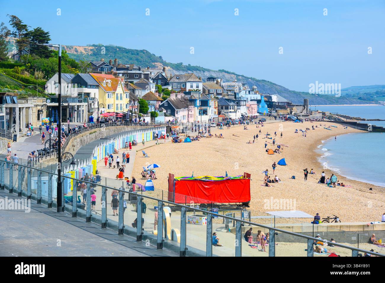 Lyme Regis, Dorset, Royaume-Uni. 1er mai 2025. Météo britannique : les foules affluent vers la jolie plage de la station balnéaire de Lyme Regis pour profiter au mieux du temps chaud et ensoleillé avant le week-end des vacances bancaires de début mai. Crédit : Celia McMahon/Alamy Live News Banque D'Images