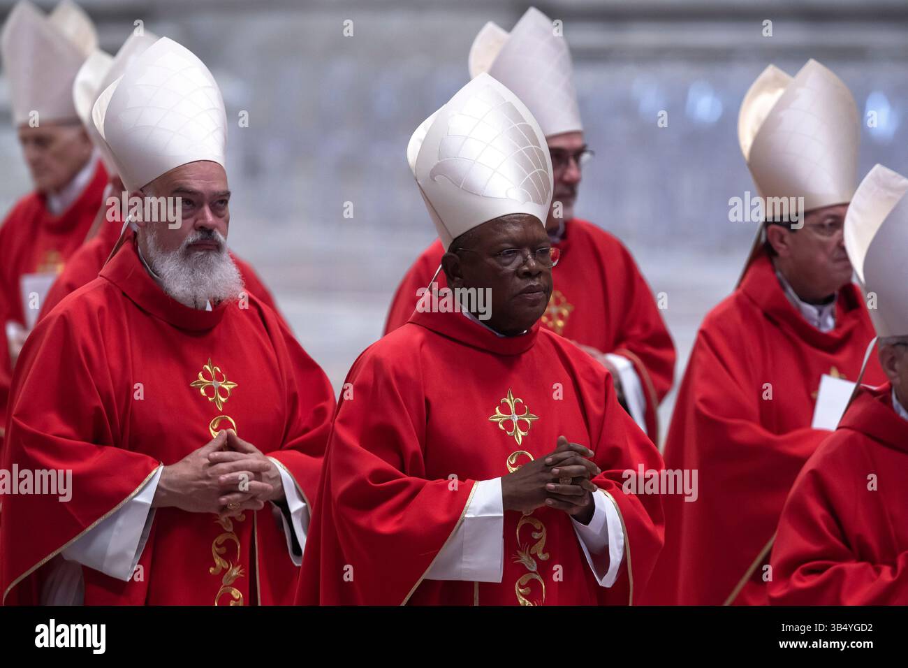 Les cardinaux Dominique Joseph Mathieu et Fridolin Ambongo Besungu, partent à la fin d'une messe le quatrième jour de la 'Novendiali', neuf jours de deuil pour feu le pape François, dans la basilique de Pierre au Vatican le Vatican a commencé neuf jours de deuil pour feu le pape François, avec des cérémonies solennelles qui ont lieu dans la basilique de Pierre. La période, connue sous le nom de novemdiales, marque une tradition de prière et de réflexion après la mort d’un pape, attirant pèlerins et dignitaires du monde entier pour honorer son héritage et son leadership. (Photo de Maria Grazia Picciarella/SOPA images/Sipa Banque D'Images