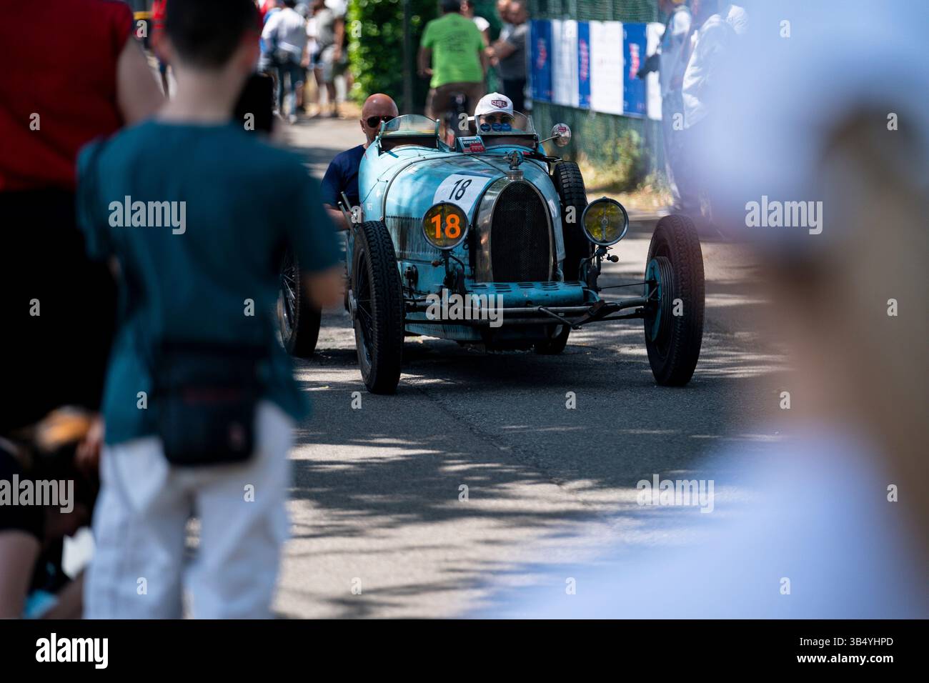 18 juin 2022, Monza, Italie : MAURO FERRARI et MATILDE FERRARI conduisent une BUGATTI T35 lors de la course historique Miglia 1000 à l'Autodromo Nazionale Monza à Monza, en Italie. (Crédit image : © James Gasperotti/ZUMA Press Wire) Banque D'Images