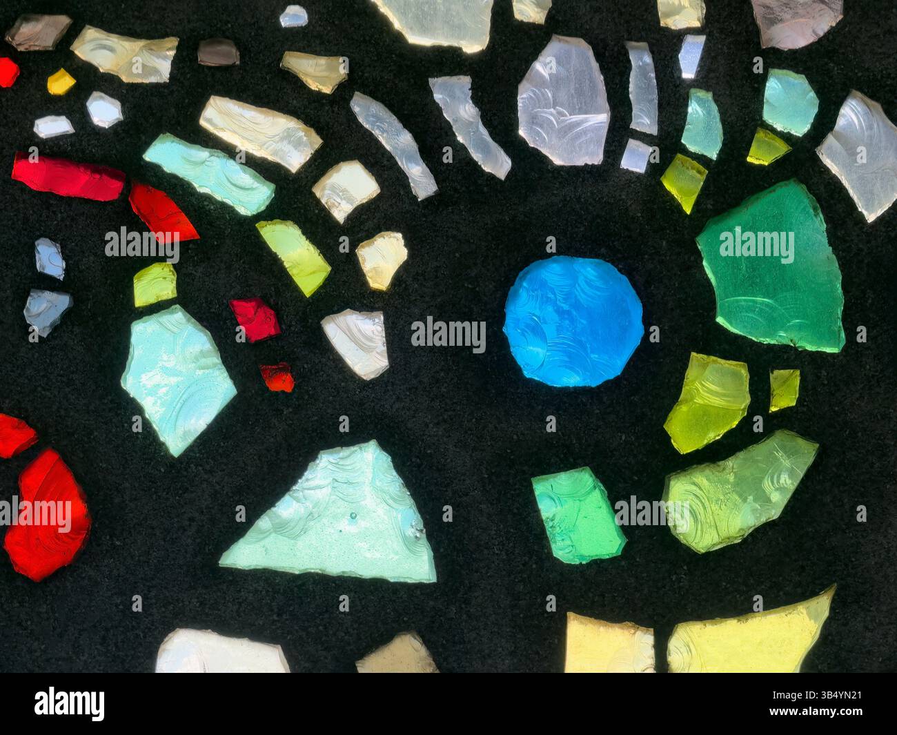 Cadre rempli de morceaux dentelés de fond de motif de verre de couleur variée Banque D'Images