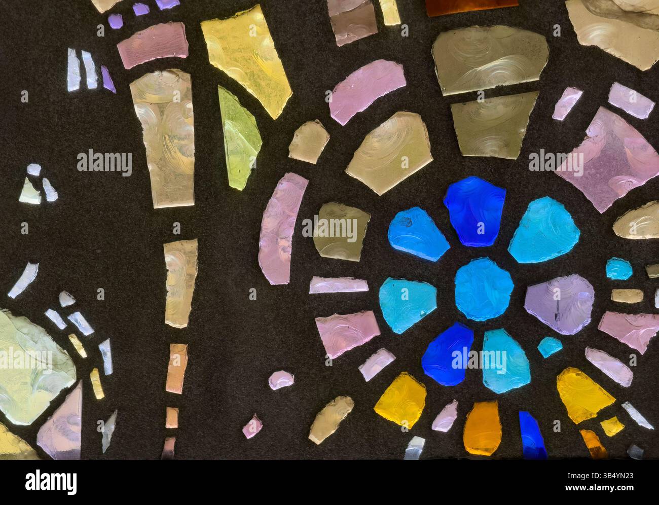 Cadre rempli de morceaux dentelés de verre de différentes couleurs avec un fond de motif Banque D'Images