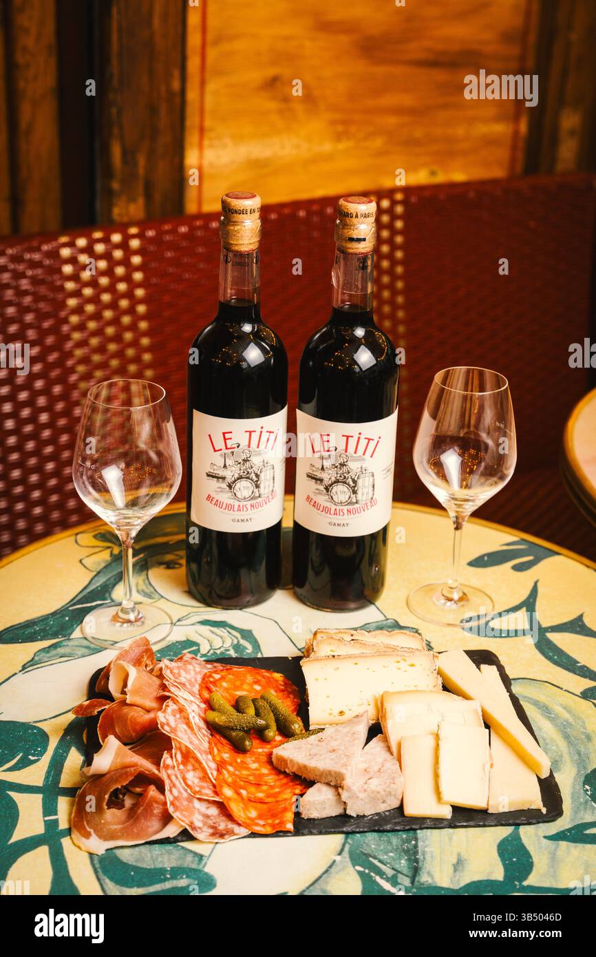 Elegant Wine & Charcuterie Spread – Beaujolais Nouveau avec des accords gastronomiques Banque D'Images