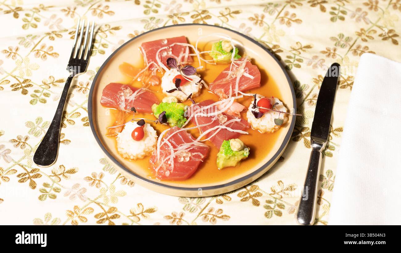 Placage élégant pour Sushi et Sashimi – Tuna, Microgreens et Gourmet Banque D'Images