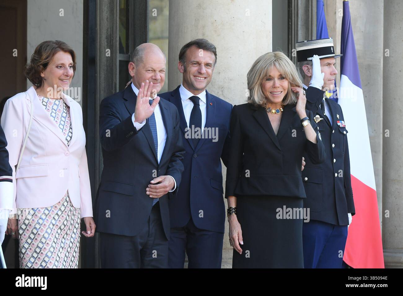 Le président de la République Emmanuel Macron et MM. Brigitte Macron reçoivent le chancelier de la République fédérale d’Allemagne, MM. Olaf Scholz et son épouse MM. Britta Ernst pour un dîner au Palais de l’Élysée à Paris, France, le 30 avril 2025. (Photo Lionel Urman/Sipa USA) Banque D'Images
