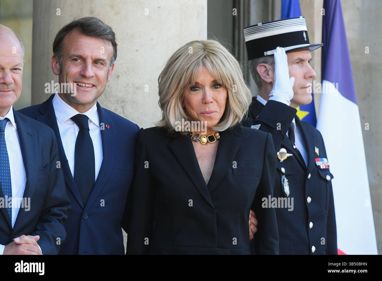 Le président de la République Emmanuel Macron et MM. Brigitte Macron reçoivent le chancelier de la République fédérale d’Allemagne, MM. Olaf Scholz et son épouse MM. Britta Ernst pour un dîner au Palais de l’Élysée à Paris, France, le 30 avril 2025. (Photo Lionel Urman/Sipa USA) Banque D'Images