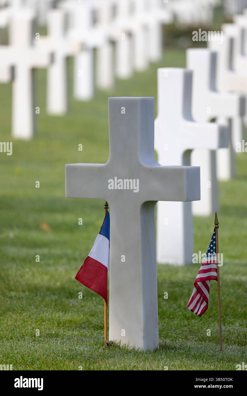 Pierres tombales dans le brouillard au cimetière américain de Normandie, Colleville-sur-mer, Normandie, France, Europe Banque D'Images