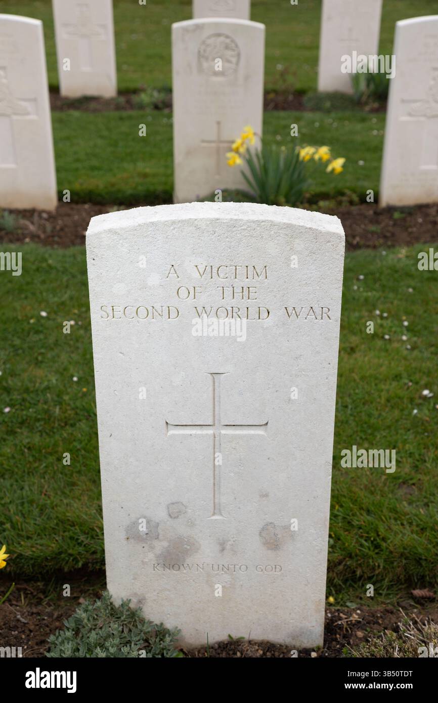 Tombe d'une victime inconnue de la seconde Guerre mondiale, Ryes, Normandie, France, Europe Banque D'Images