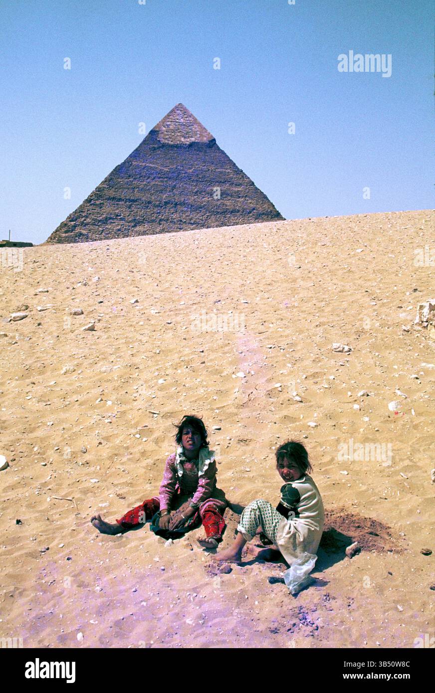 Égypte. Gizeh. Enfants locaux par pyramide. Banque D'Images