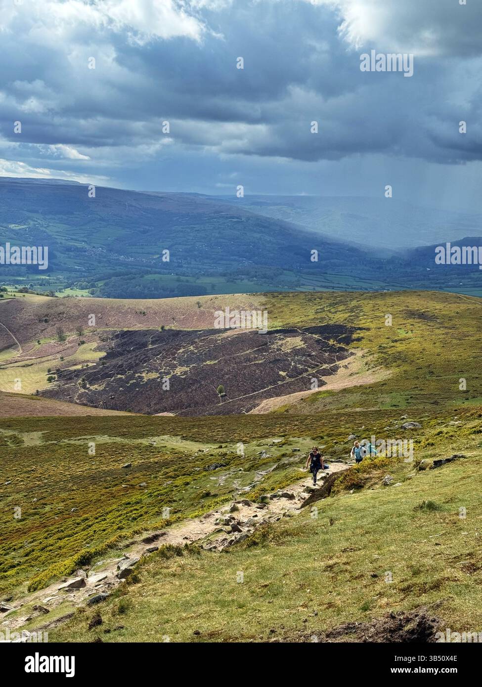 Approche des nuages de pluie dans une vue de la montagne du pain de sucre, Bannau Brycheiniog, (Brecon Beacons) pays de Galles. - Image de stock capturée avec un smartphone