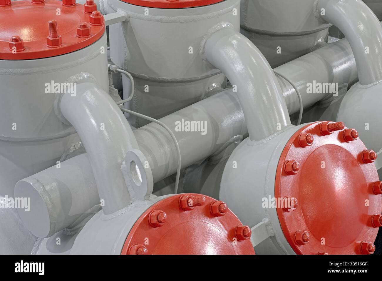 Diverses parties de l'équipement à haute pression - tuyaux en acier, brides et bouchons, gros plan, fond industriel abstrait Banque D'Images