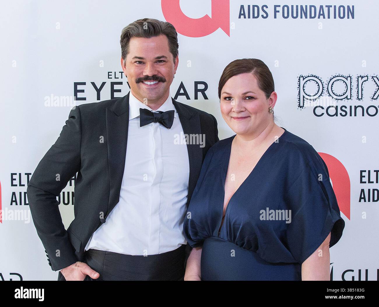 27 mars 2022, West Hollywood, Californie, États-Unis : Andrew Rannells et Natalie Whitney à la 30e soirée annuelle de visionnement de l'Académie Elton John AIDS Foundation le dimanche 27 mars 2022 au City of West Hollywood Park à West Hollywood, Californie. DOUGLAS CUELLAR/PI (crédit image : © Prensa Internacional via ZUMA Press Wire) Banque D'Images