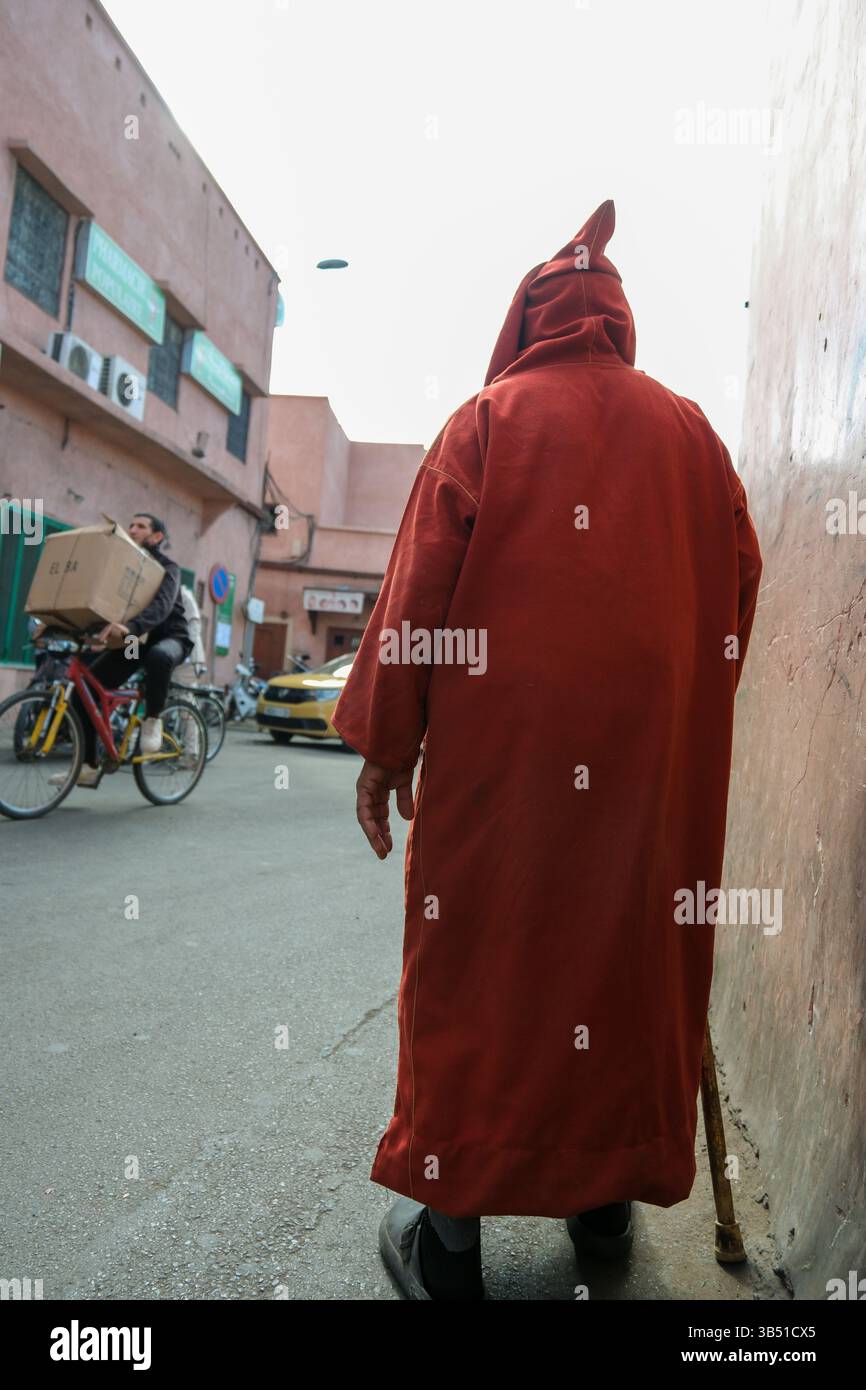 29 DEC 2024 - Marrakech, Maroc - Une scène de rue à Marrakech, Maroc avec un homme en vêtements traditionnels. Banque D'Images