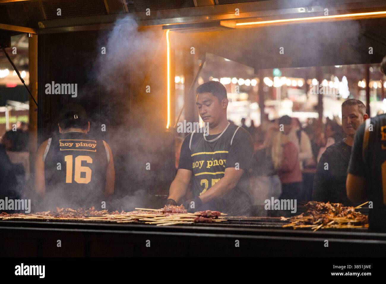 Melbourne, Australie. 30 avril 2025. Les vendeurs de Hoy Pinoy grillent la cuisine philippine sur des charbons chauds pendant l'événement.  ?Une célébration vibrante de la cuisine de rue asiatique, de la culture et de la musique, le marché nocturne Hawker 88 au Queen Victoria Market de Melbourne prend vie avec des stands colorés, des plats grésillants et des divertissements animés. Crédit : SOPA images Limited/Alamy Live News Banque D'Images