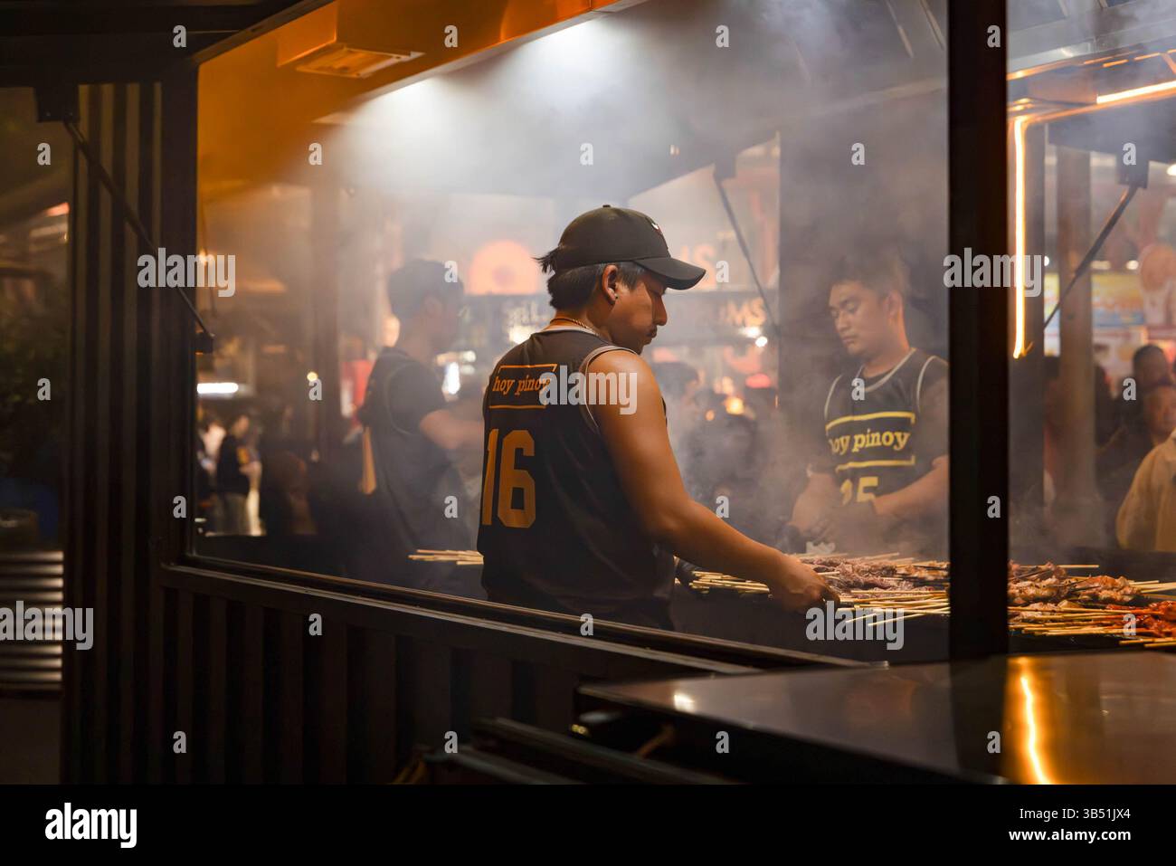 Melbourne, Australie. 30 avril 2025. Les vendeurs de Hoy Pinoy grillent la cuisine philippine sur des charbons chauds pendant l'événement.  ?Une célébration vibrante de la cuisine de rue asiatique, de la culture et de la musique, le marché nocturne Hawker 88 au Queen Victoria Market de Melbourne prend vie avec des stands colorés, des plats grésillants et des divertissements animés. Crédit : SOPA images Limited/Alamy Live News Banque D'Images