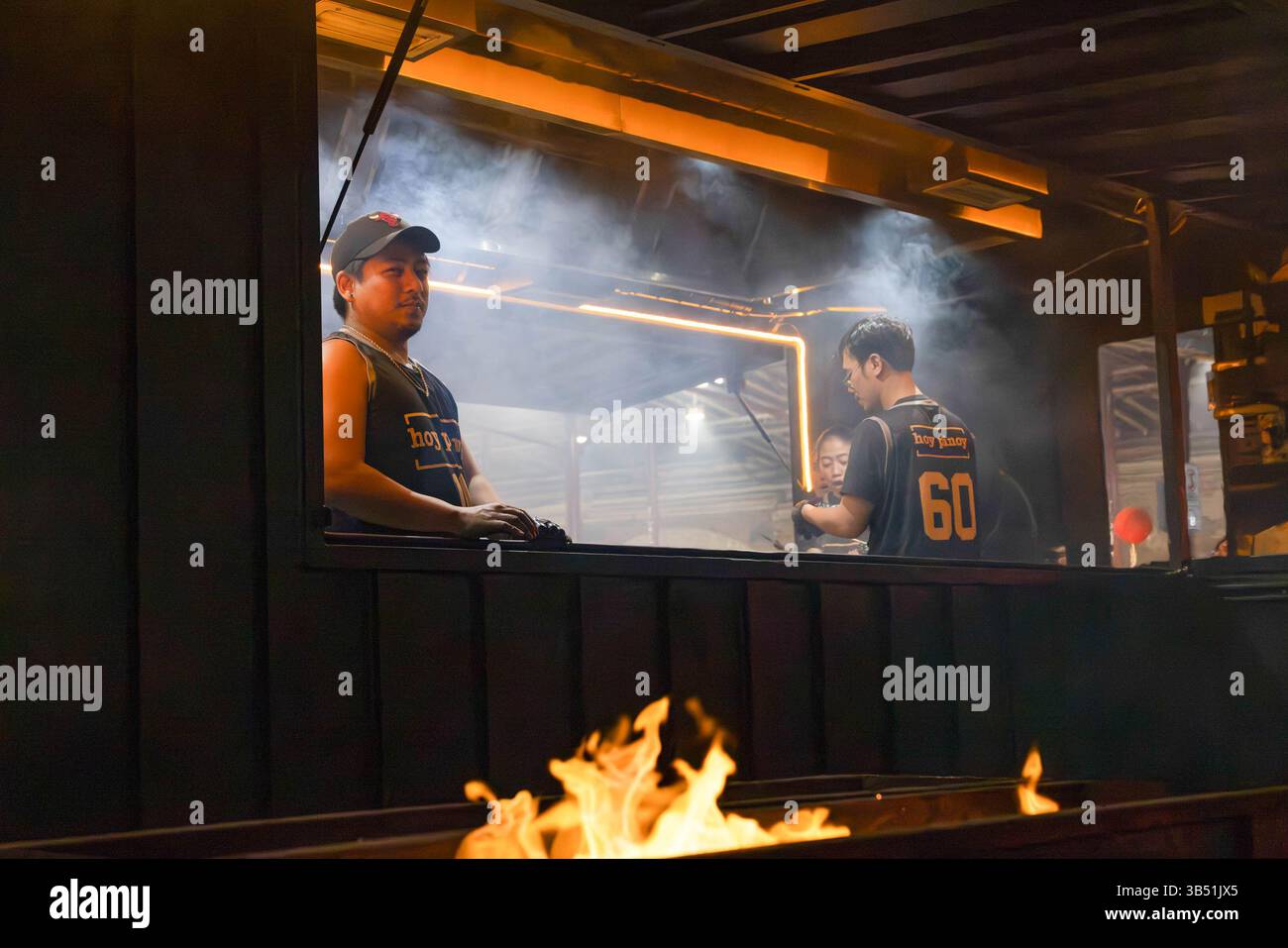Melbourne, Australie. 30 avril 2025. Les vendeurs de Hoy Pinoy grillent la cuisine philippine sur des charbons chauds pendant l'événement.  ?Une célébration vibrante de la cuisine de rue asiatique, de la culture et de la musique, le marché nocturne Hawker 88 au Queen Victoria Market de Melbourne prend vie avec des stands colorés, des plats grésillants et des divertissements animés. Crédit : SOPA images Limited/Alamy Live News Banque D'Images
