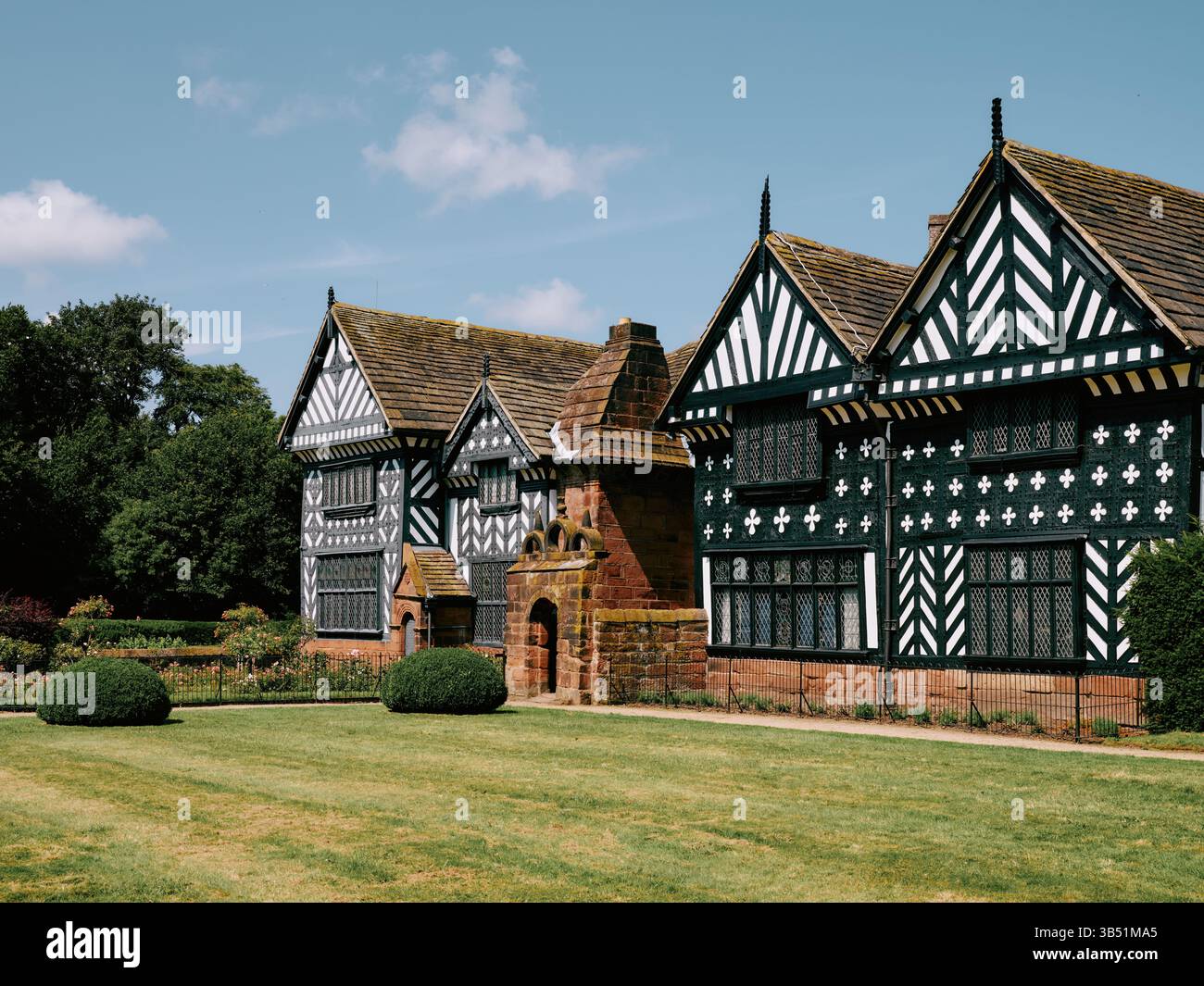 Speke Hall iwood-encadré Wattle-and-daub manoir Tudor et jardins à Speke, Liverpool, Angleterre. ROYAUME-UNI Banque D'Images