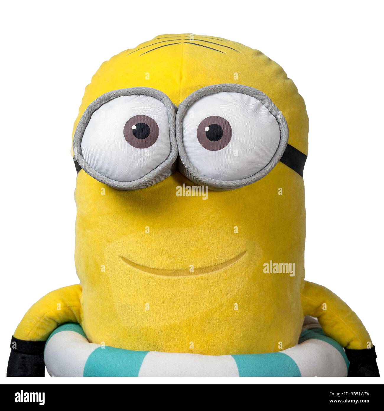 Peluche Minion Toy avec grands yeux et sourire mignon isolé sur fond transparent, parfait pour les conceptions amusantes et créatives. Banque D'Images