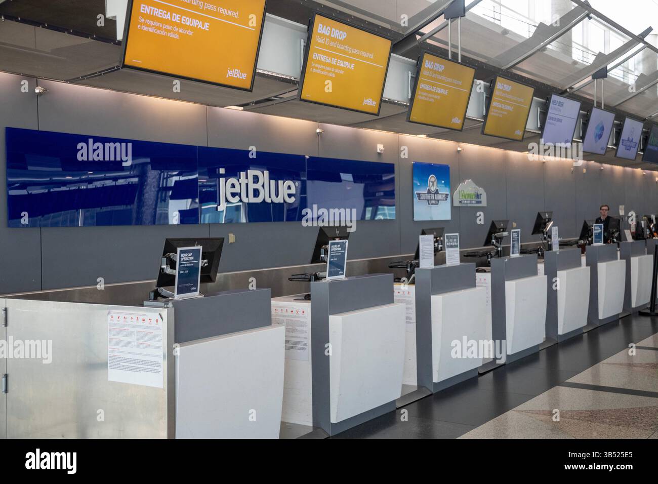 Denver, Colorado - les comptoirs d'enregistrement JetBlue à l'aéroport international de Denver. Banque D'Images
