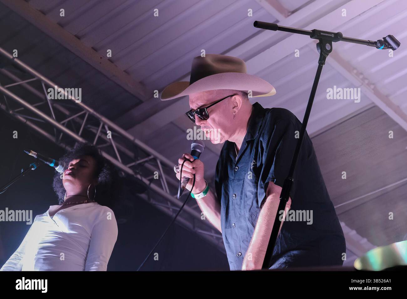 1er avril 2022, Southampton, Hampshire, Royaume-Uni : Sister Sheena, choriste et chanteur Rob Spragg aka Larry Love avec le groupe britannique Acid Country Alabama 3, connu sous le nom de A3 aux États-Unis, jouant sur scène au Engine Rooms Southampton. (Crédit image : © Dawn Fletcher-Park/SOPA images via ZUMA Press Wire) Banque D'Images
