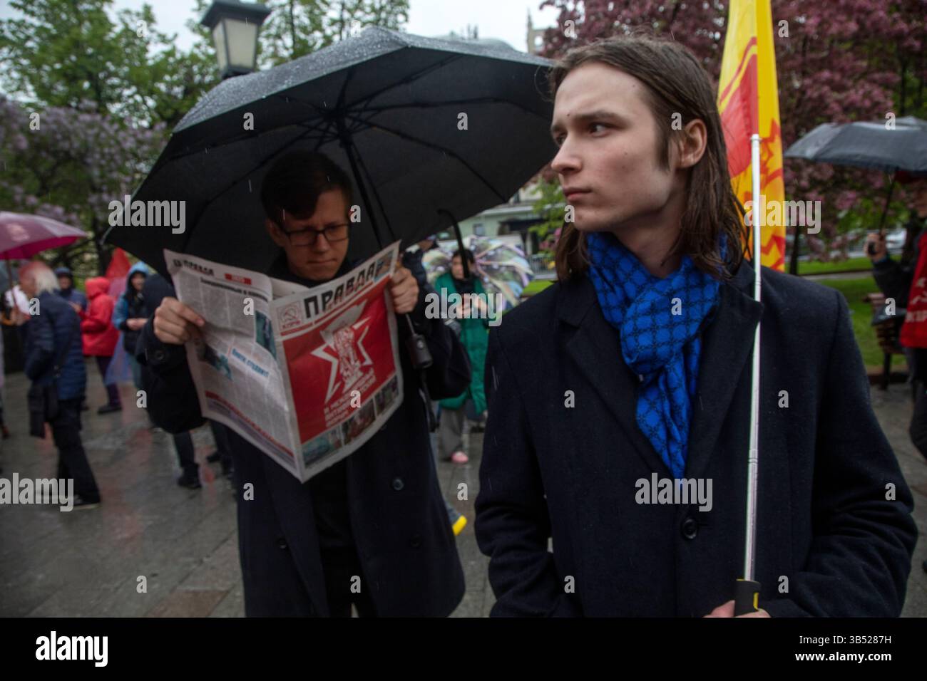 Moscou, Russie. 1er mai 2025. Les gens assistent à un événement organisé par le Parti communiste russe par le monument Karl Marx pour rencontrer les électeurs à l'occasion de la Journée internationale des travailleurs dans le centre de Moscou, en Russie. Crédit : Nikolay Vinokurov/Alamy Live News Banque D'Images