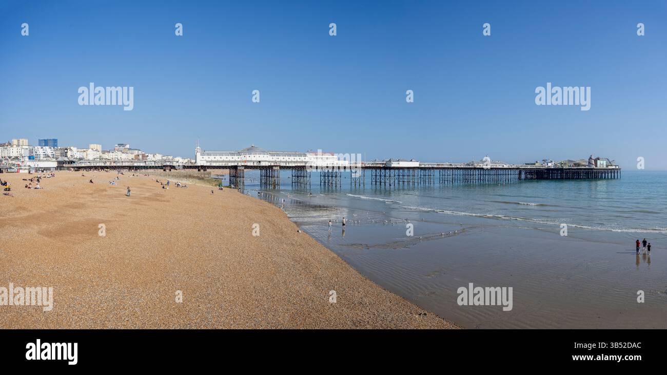 Vue panoramique de Brighton Palace Pier à Brighton, Sussex, Royaume-Uni le 27 avril 2025 Banque D'Images