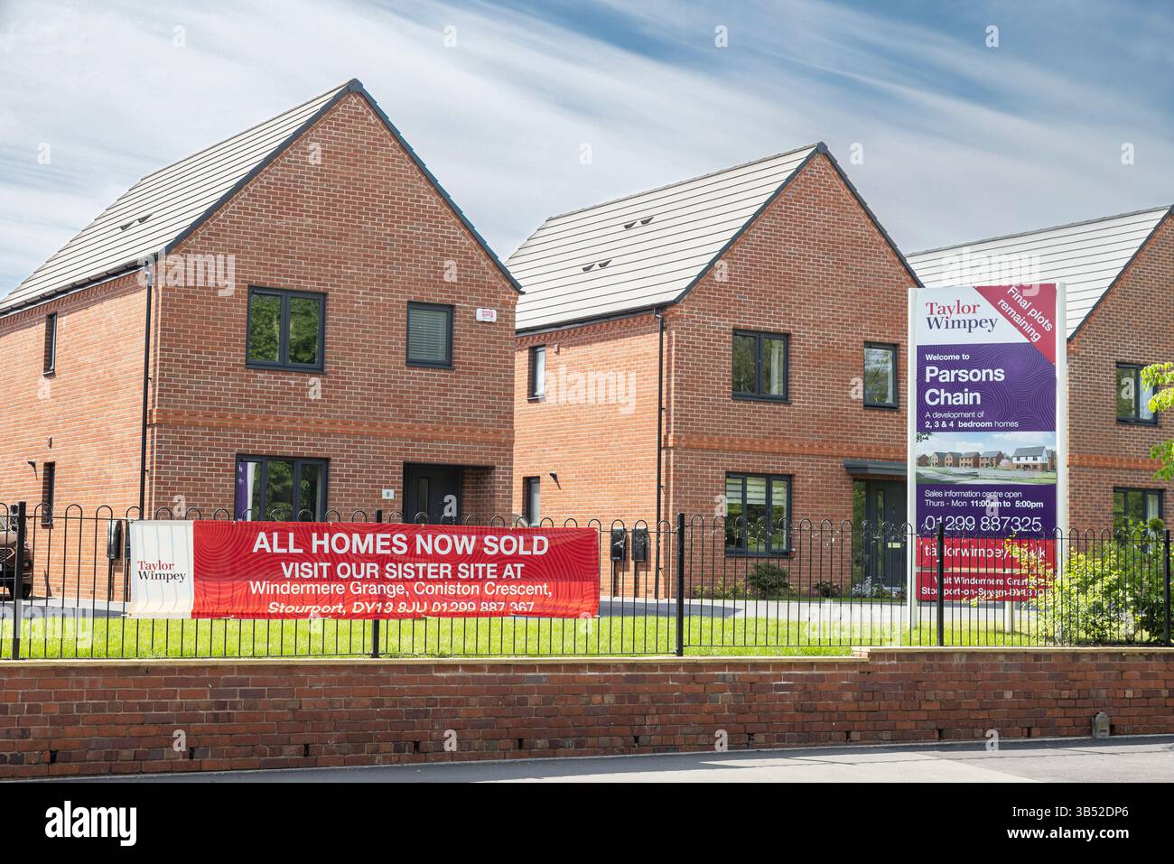 Taylor Wimpey, toutes les maisons maintenant vendues, signe devant les maisons neuves. Banque D'Images