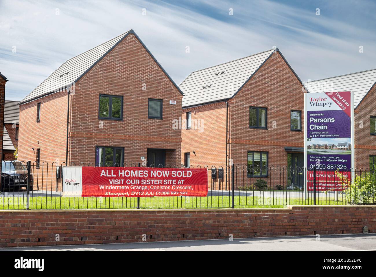 Taylor Wimpey, toutes les maisons maintenant vendues, signe devant les maisons neuves. Banque D'Images