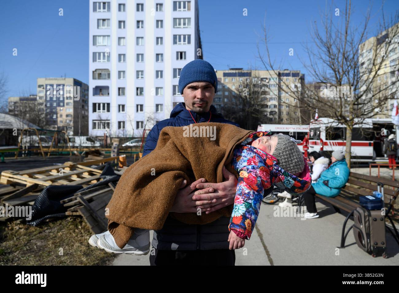 20 mars 2022, Lviv, Ukraine : un convoi de la Croix-Rouge italienne est arrivé à Lviv pour évacuer 83 personnes fragiles vers l’Italie, principalement des personnes handicapées, des aînés et des femmes avec enfants, en provenance de zones cibles comme Loutsk et Kharkiv. (Crédit image : © Valeria Ferraro/ZUMA Press Wire Service) Banque D'Images