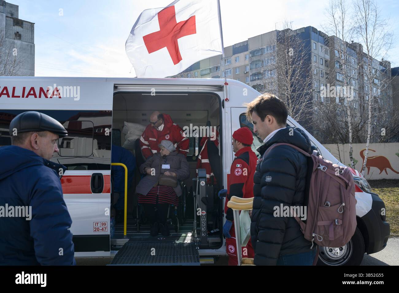 20 mars 2022, Lviv, Ukraine : une vieille dame vue sur un minibus avec le drapeau de la Croix-Rouge. Un convoi de la Croix-Rouge italienne est arrivé à Lviv pour évacuer 83 personnes fragiles vers l’Italie, principalement des personnes handicapées, des aînés et des femmes avec enfants, en provenance de zones cibles comme Loutsk et Kharkiv. (Crédit image : © Valeria Ferraro/ZUMA Press Wire Service) Banque D'Images