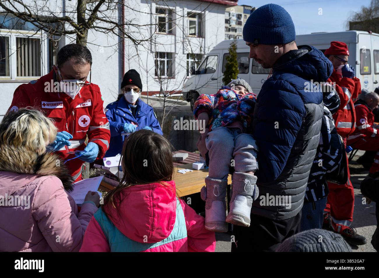 20 mars 2022, Lviv, Ukraine : une famille de six membres vue au coin du triage. Un convoi de la Croix-Rouge italienne est arrivé à Lviv pour évacuer 83 personnes fragiles vers l’Italie, principalement des personnes handicapées, des aînés et des femmes avec enfants, en provenance de zones cibles comme Loutsk et Kharkiv. (Crédit image : © Valeria Ferraro/ZUMA Press Wire Service) Banque D'Images