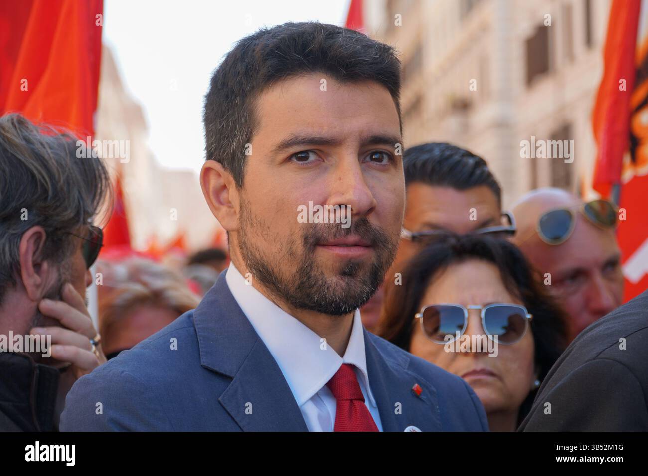 Rome, Italie. 01 mai 2025. De Piazza Vittorio Emanuele à via dei Fori Imperiali, Rome, Italie, 01 mai 2025, natale Di Cola, secrétaire de Cgil Rome et Lazio lors de la parade de CGIL, CISL et UIL pour Primo Maggio, fête du travail - News Credit : Live Media Publishing Group/Alamy Live News Banque D'Images