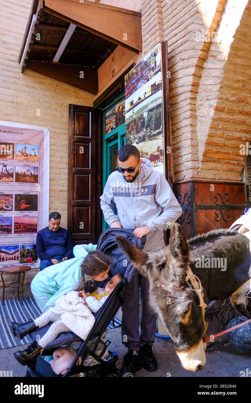 01 Jan 2025 - Marrakech, Maroc - scène de rue animée abstraite à Marrakech avec des gens, des enfants et des animaux Banque D'Images