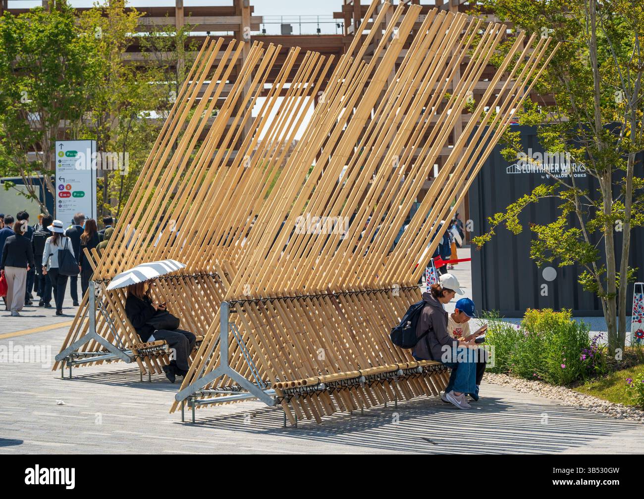 Osaka, Japon - avril 30 2025 : aire de repos publique avec chaises en bambou durables pour les visiteurs de l'Expo 2025 Osaka Kansai. Banque D'Images