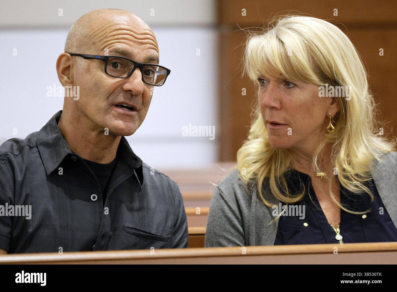 4 avril 2022 : Mitch et Annika Dworet, dont le fils Nicholas a été tué et son fils Andrew a été blessé dans les fusillades de 2018 à Parkland, Floride, arrivent au tribunal dans la phase de pénalité du procès de Nikolas Cruz, tireur de Marjory Stoneman Douglas High School, au palais de justice du comté de Broward à Fort Lauderdale, le lundi 4 avril 2022. (Crédit image : © Amy Beth Bennett/South Florida Sun-Sentinel/TNS via ZUMA Press Wire) Banque D'Images