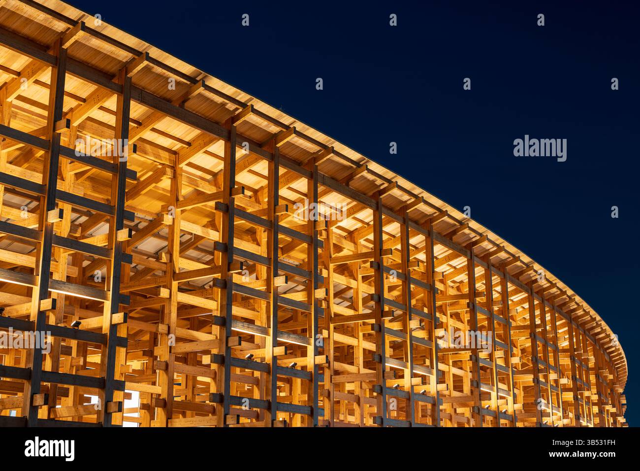 Osaka, Japon - avril 30 2025 : la structure emblématique du Grand Ring en bois à Expo 2025 de nuit. Anneau Oyane Banque D'Images