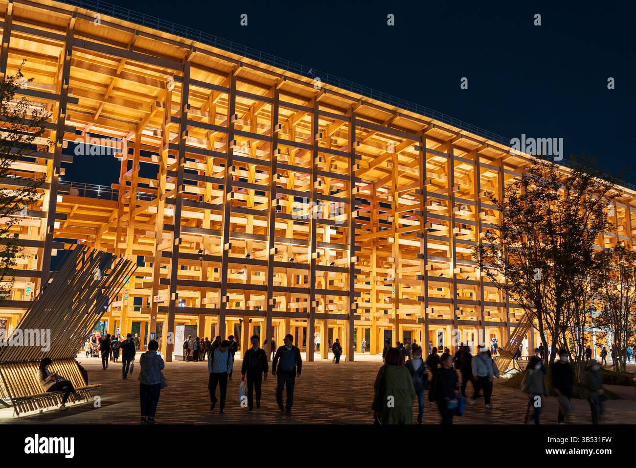 Osaka, Japon - avril 30 2025 : la structure emblématique du Grand Ring en bois à Expo 2025 de nuit. Anneau Oyane Banque D'Images