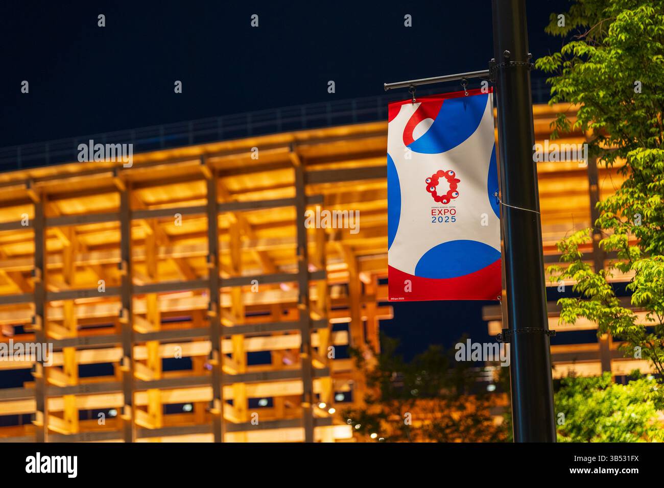 Osaka, Japon - avril 30 2025 : la structure emblématique du Grand Ring en bois à Expo 2025 de nuit. Anneau Oyane Banque D'Images