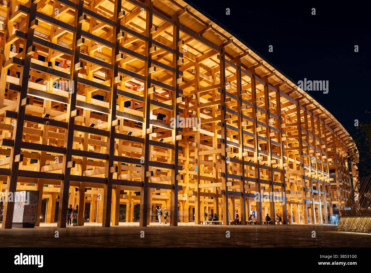 Osaka, Japon - avril 30 2025 : la structure emblématique du Grand Ring en bois à Expo 2025 de nuit. Anneau Oyane Banque D'Images