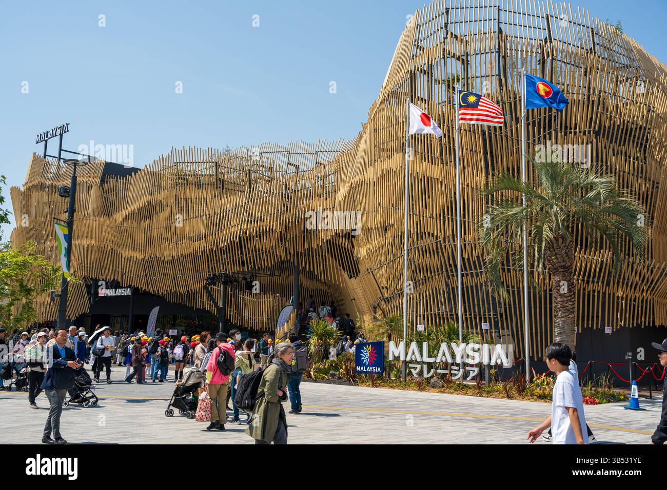 Osaka, Japon - avril 30 2025 : le Pavillon Malaisie à l'Expo 2025, avec une façade en bambou sur le thème 'tisser un avenir en harmonie'. Banque D'Images