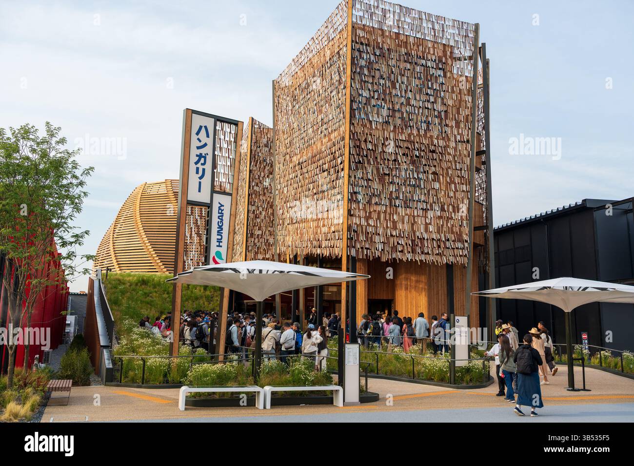 Osaka, Japon - avril 30 2025 : le pavillon de la Hongrie offre une expérience de musique folklorique immersive à l'Expo 2025 Osaka Kansai. Banque D'Images