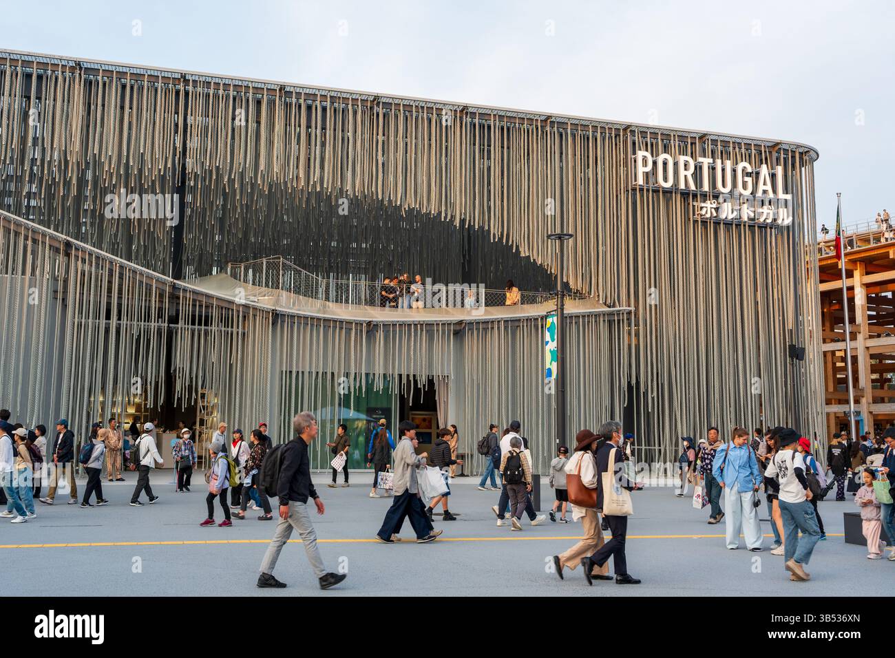 Osaka, Japon - avril 30 2025 : le Pavillon du Portugal a pour thème 'Océan, le dialogue bleu' offrant des expériences interactives à Expo 2025. Banque D'Images