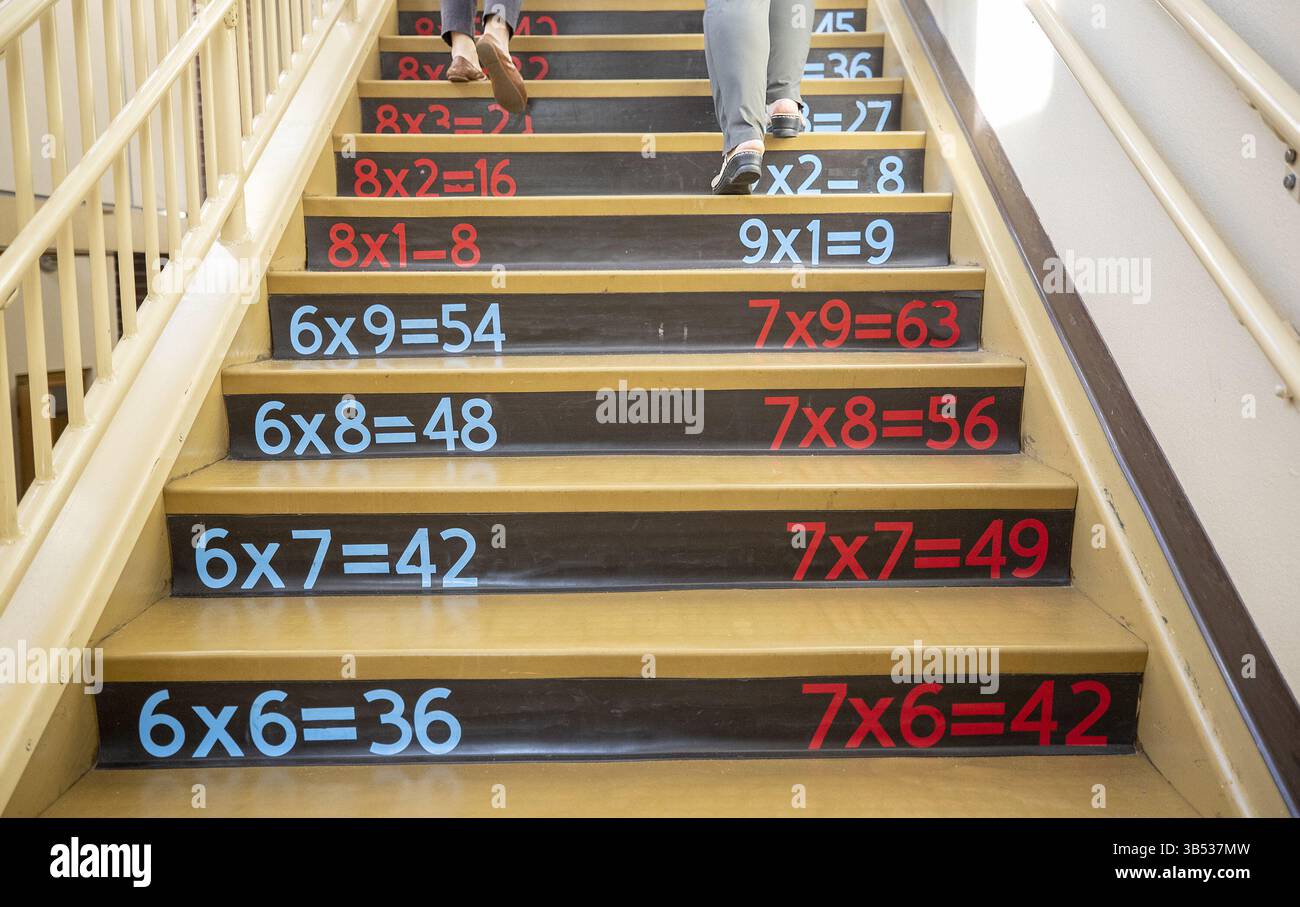 5 octobre 2021, Orlando, FL, États-Unis : les escaliers ont des tables de multiplication comme rappels pour les élèves de l'école primaire Sawgrass Bay à Clermont, Floride, mardi 5 octobre 2021. (Crédit image : © Willie J. Allen Jr/Orlando Sentinel/TNS via ZUMA Press Wire) Banque D'Images