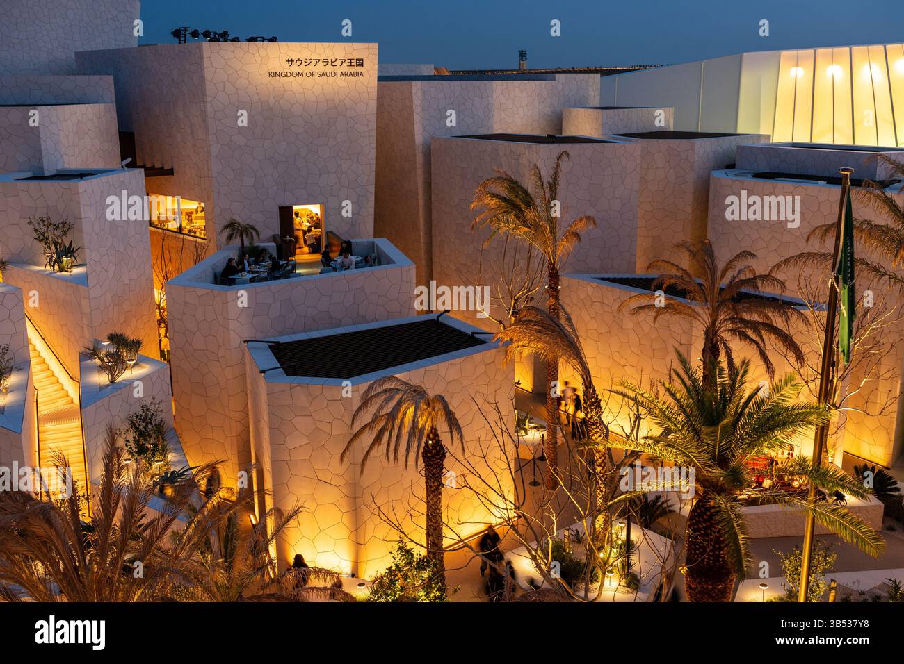 Osaka, Japon - avril 30 2025 : le Pavillon Arabie Saoudite illuminé d'atmosphère avec une lumière mystérieuse la nuit pendant l'Expo 2025. Banque D'Images