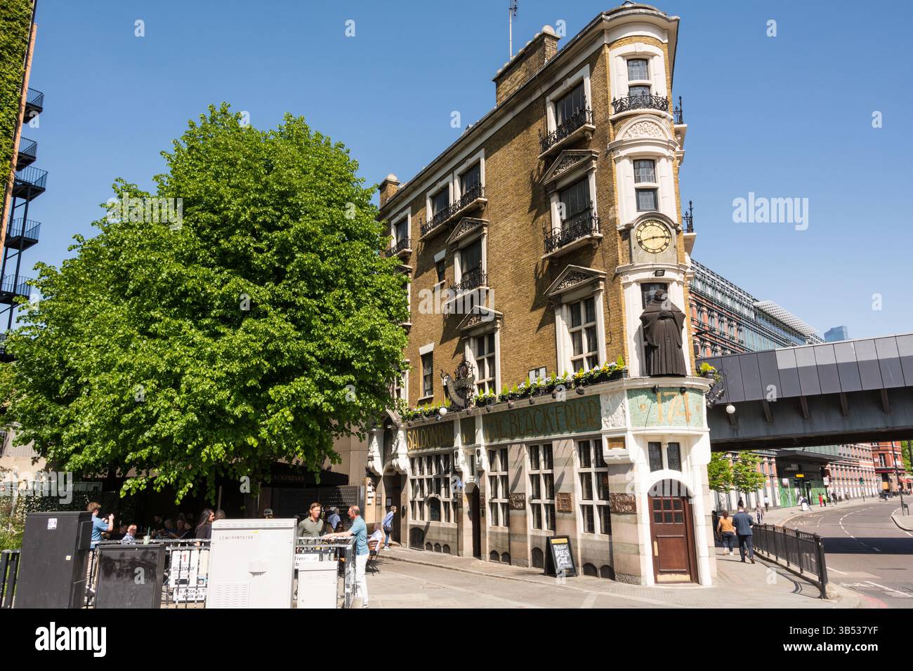 The Black Friar public House, Queen Victoria Street, City of London, EC4, Angleterre, ROYAUME-UNI Banque D'Images