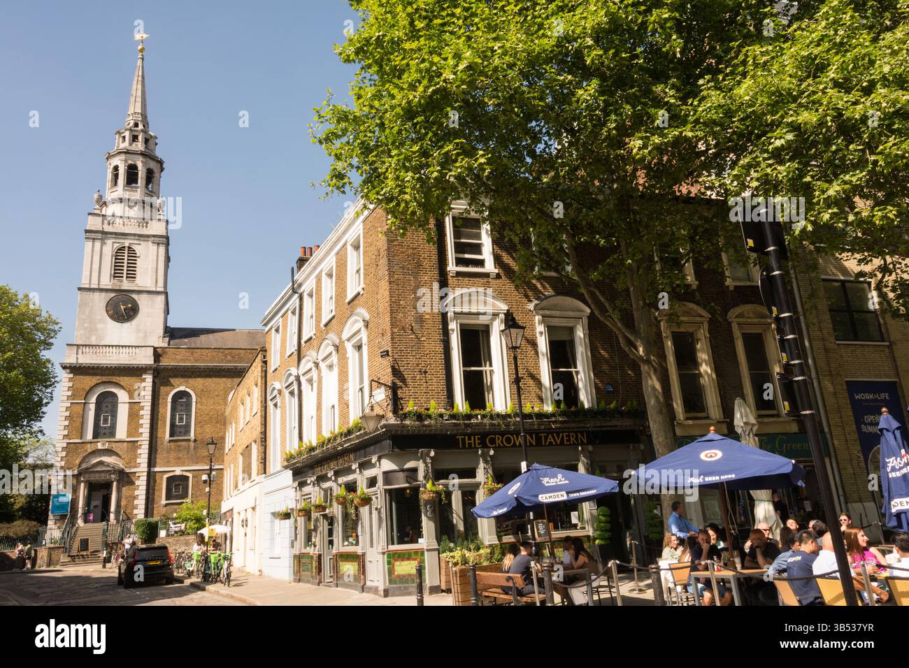 Les gens socialisent devant le pub Crown Tavern sur Clerkenwell Green ; avec l'église St James en arrière-plan, Londres, Angleterre, Royaume-Uni Banque D'Images