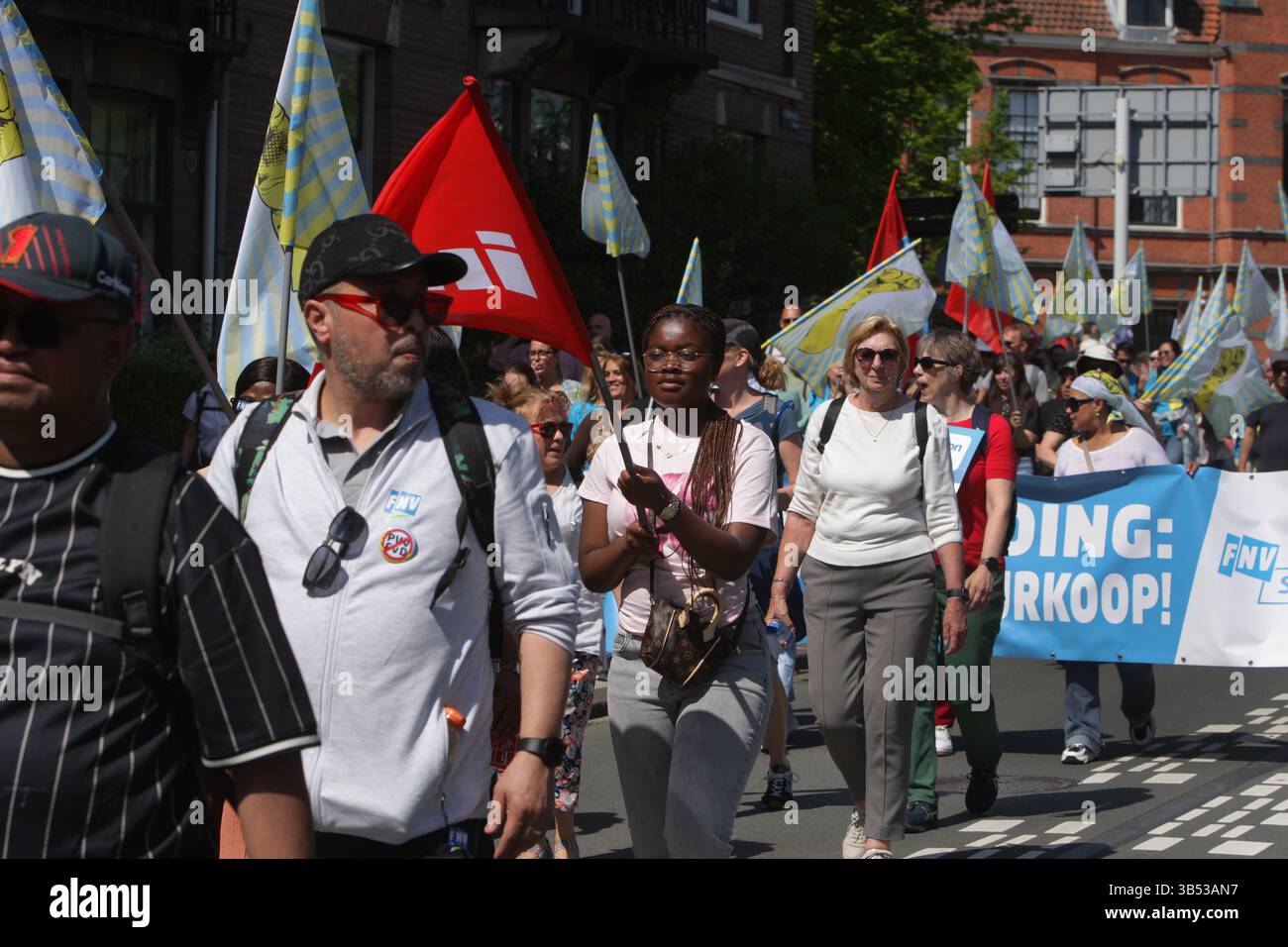 Militants et travailleurs des organisations syndicales néerlandaises lors de manifestations le 1er mai 2025 à Amsterdam, pays-Bas. Banque D'Images