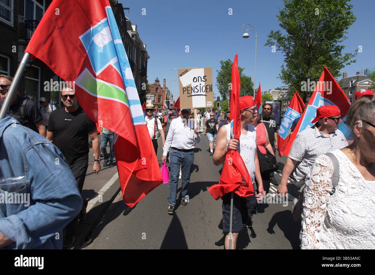 Militants et travailleurs des organisations syndicales néerlandaises lors de manifestations le 1er mai 2025 à Amsterdam, pays-Bas. Banque D'Images