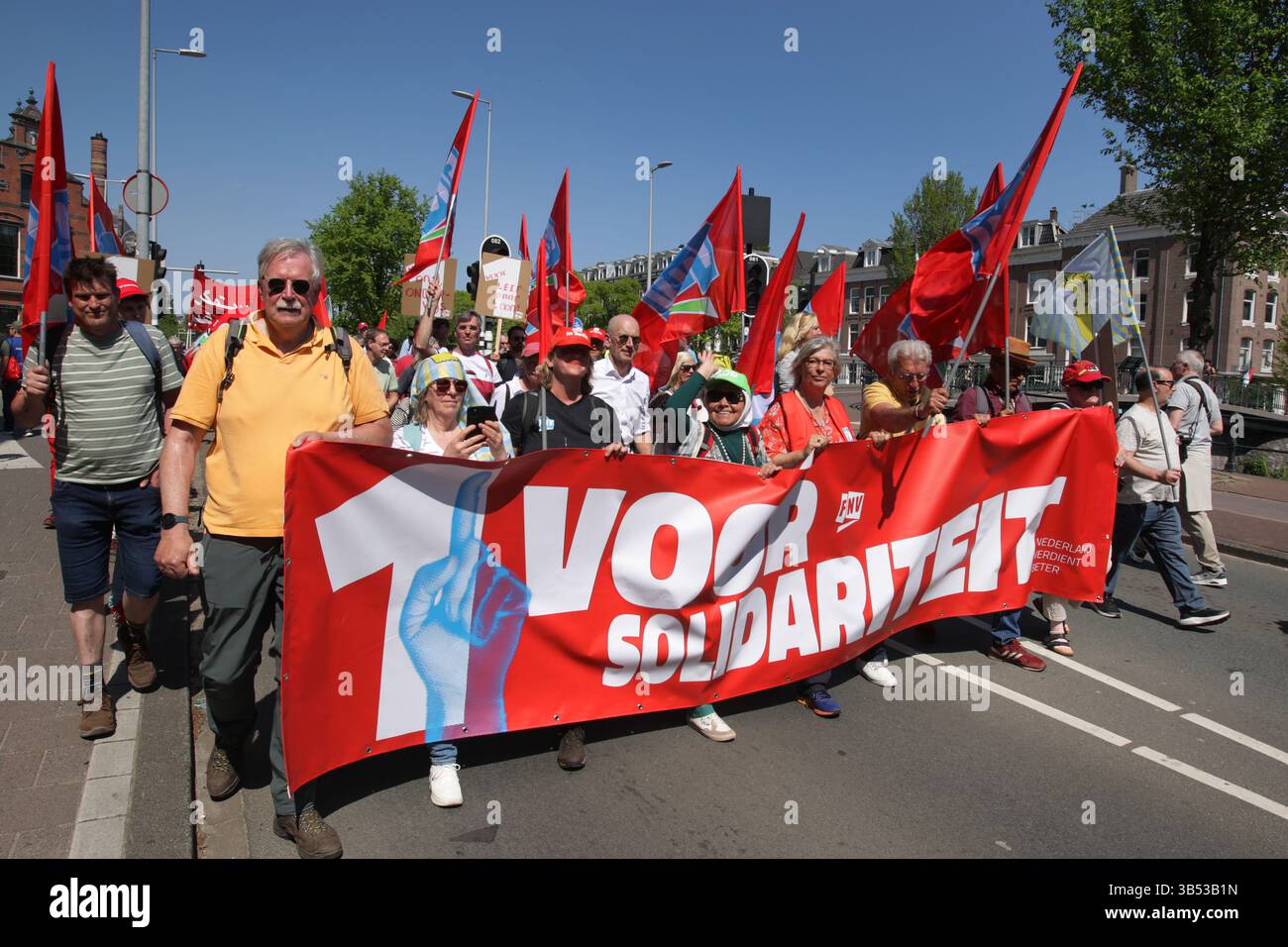 Militants et travailleurs des organisations syndicales néerlandaises lors de manifestations le 1er mai 2025 à Amsterdam, pays-Bas. Banque D'Images